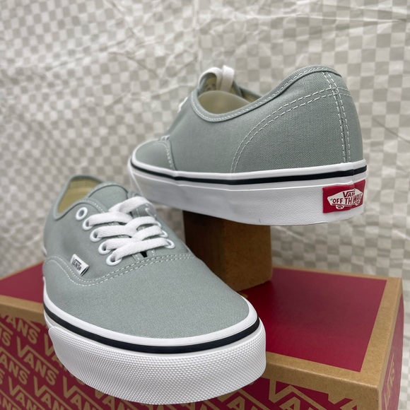 Vans Men’s Lt Gray Canvas Authentic
Color Theory Pure Grey
VN000D7YEPO Sneakers - Picture 7 of 16